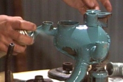 Kuva: Kynttelikk�� ruiskutetaan maalilla. YLE kuvanauha. 