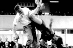 Kuva: Rocktanssijat lennossa. YLE kuvanauha.