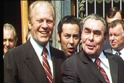 Kuva: Ford ja Brezhnev Tehtaankadun l�hetyst�ss� 1975. YLE kuvanauha.