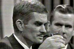 Kuva: Hypnotisoija Olliver Hawk juo viinaksi muuttamaansa vett�. YLE kuvanauha.