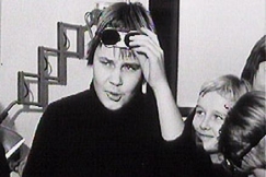 Kuva: Suomalaisia koululaisia arvioimassa ETYK-kokousta. YLE kuvanauha.