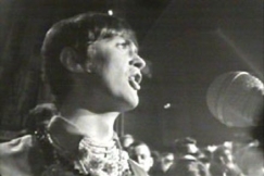 Kuva: Jukka Kuoppam�ki laulaa Helsingin Perunatorilla. (1967) YLE kuvanauha.