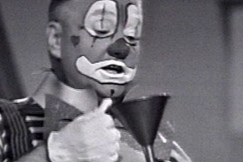 Kuva: Onni klovni tekee vesitemppua suppilolla. YLE kuvanauha. 