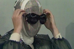 Kuva: N�ytelm�st� �Yksil�llisyys, ufot ja avaruus�. YLE kuvanauha.
