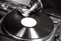 Kuva: Valmis savikiekko py�rii gramofonissa. YLE kuvanauha.