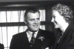 Kuva: Tauno Palo ja Armi Kuusela rupattelevat yhteisen filmins� ensi-illassa. YLE kuvanauha.