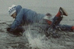 Kuva: Pariskunta pelastautuu j�ist�. YLE kuvanauha.