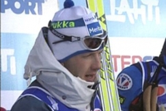 Kuva: Janne Immonen palkintopallilla miesten viestin j�lkeen 2001. YLE kuvanauha.