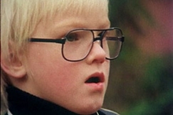 Kuva: Poika ihmettelee suu auki aikuisten huonoa k�yt�st�. YLE kuvanauha. 