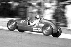 Kuva: �ke J�nssonin midgetauto vauhdissa. YLE kuvanauha.