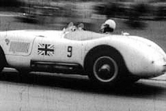 Kuva: Michael Head Jaguarissaan. YLE kuvanauha.