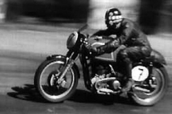 Kuva: Kaksoisvoittaja Peter Ferbrache 500-kuutioisten kilpailussa. YLE kuvanauha.