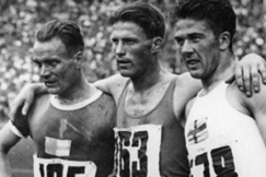 Kuva: 5000 m:n mitalistit vas. Lehtinen (2.), Höckert (1.) ja Ruotsin Johnsson (3.). Suomen Urheilumuseo.
Kuva: 5000 m:n mitalistit vas. Lehtinen (2.), Höckert (1.) ja Ruotsin Johnsson (3.). Suomen Urheilumuseo.