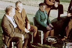 Kuva: El�kel�iset nuotion ��rell� makkaran paistossa. YLE kuvanauha.