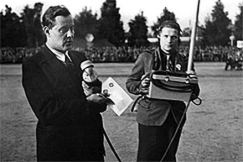 Kuva: Radioselostaja ja urheilutoimittaja Martti Jukola  selostaa urheilukilpailuja. (1940-luku) YLE.
