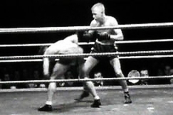 Kuva: Leo Ljungberg iskee tanskalaisvastustajansa kanveesiin Messuhallissa vuonna 1950. YLE kuvanauha.