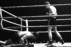 Kuva: Elis Ask k�ytt�� Otto Domkea kanveesissa vuonna 1951. YLE kuvanauha.