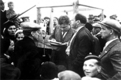 Kuva: Kauppalanjohtaja Kaarlo Hillil� ja toimittaja Arvo Alanne tekem�ss� radio-ohjelmaa Ounasvaaralta juhannuksena. (1933) Oulun Radioyhdistys. Esko Kokkonen.