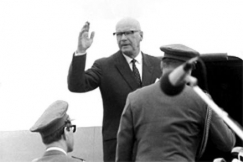 Kuva: Presidentti Kekkonen
matkalle l�hd�ss�.
(1960-luku)
Pressfoto