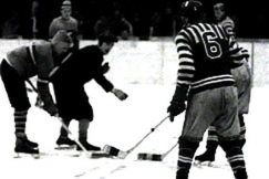 Kuva: Pussihousuinen tuomari suorittaa aloituksen HJK:n ja HPK:n j��kiekko-ottelussa. YLE kuvanauha.