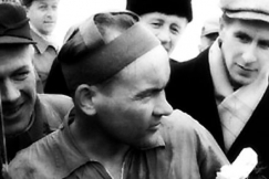 Kuva: Veikko Hakulinen 50 km:n hiihdon j�lkeen Salpaussel�ll� vuonna 1953. YLE kuvanauha.