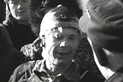 Kuva: Voittaja Arvo Viitanen maalissa 50 km:n hiihdon j�lkeen. YLE kuvanauha.