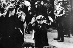 Kuva: Toinen maailmansota. 
Saksalaiset sotilaat 
tyhjent�v�t taloa 
Varsovan getossa. 
(1943)
Pressfoto