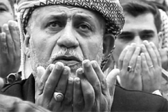 Kuva: Muslimien rukoushetki.
Irak.
(2004)
AP Graphics Bank