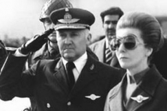 Kuva: Argentiinan presidentti 
Maria Estella Martinez Peron
ja ilmavoimien komentaja,
kenraali Hector Luis Fautario.
(1975)