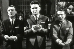 Kuva: Aarre Elo, Jukka Virtanen ja Matti Kuusla esitt�v�t sketsi� 