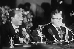 Kuva: Anwar Sadat ja Henry Kissinger
lehdist�tilaisuudessa 
Egyptin ja Israelin rauhansopimuksen 
vahvistamisen j�lkeen.
(1975)