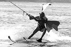 Kuva: Tytt� hiiht�� vesisuksilla vaijeriradalla perhosen siivet sel�ss��n. (1952) YLE kuvanauha.