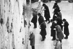 Kuva: Juutalaisten rukouspaikka Itkumuuri
Jerusalemissa. (1991) Pertti Aherva. Kuva: Juutalaisten rukouspaikka Itkumuuri
Jerusalemissa. (1991) Pertti Aherva.