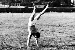 Kuva: K�sill�seisontaa. (1953) YLE kuvanauha.