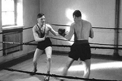 Kuva: Painija Ilmari Ruikka ja nyrkkeilij� Erkki Piispa keh�ss�. (1956) YLE kuvanauha.