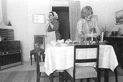 Kuva: Kahvip�yt�� katetaan.
(1960-luku)
Kalle Kultala