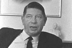 Kuva: SKP:n puheenjohtaja 
Aarne Saarinen Kulttuuritalolla.
(1960-luku, Helsinki)
Kalle Kultala
