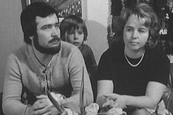 Kuva: Maareloiden pariskunta aravavuokra-asunnossaan Helsingin Pihlajam�ess�. YLE kuvanauha. 