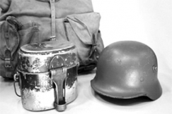 Kuva: Sotilaskyp�r�, pakki ja reppu.
(2000-luku)
Arja Lento.