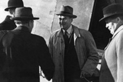 Kuva: Pariisin rauhansopimuksen neuvottelumatka. P��ministeri Mauno Pekkala ja sis�miminsteri Yrj� Leino.