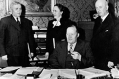 Kuva: Mauno Pekkalan hallituksen ministereit�: Onni Peltonen, Hertta Kuusinen, Mauno Pekkala ja Eino Kilpi 1946. Pressfoto.