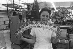 Kuva: Tupakkatehtaan pakkauskoneella.
(1970-luku)
Kalle Kultala