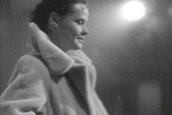 Kuva: Mannekiini esittelee takkia. YLE kuvanauha.