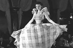 Kuva: Mannekiini esittelee liehuva helmaista hametta. YLE kuvanauha.