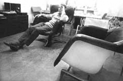 Kuva: Sisustusarkkitehti Yrj� Kukkapuro 
ty�huoneessaan.
(1960-luku)
Kalle Kultala.