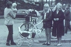 Kuva: �itej� ja lapsia Myllypuron l�hi�ss�. YLE kuvanauha.