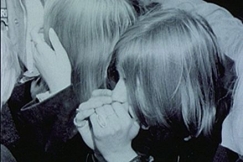 Kuva: Poika soittaa huuliharppua. YLE kuvanauha. 