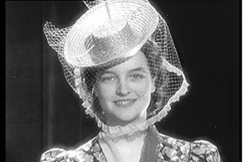 Kuva: Pitsikoristeinen kes�hattu  Akateemisen Karjala-Seuran muotin�yt�ksess�. YLE kuvannauha.