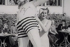 Kuva: Atlas uimapukuja muotin�yt�ksess�. YLE kuvanauha.