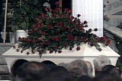 Kuva: Olof Palmen arkku. YLE kuvanauha.